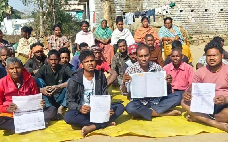 चाईबासा के खपरसाई गांव में मुंडा के खिलाफ ग्रामीणों की बैठक, अमानवीय व्यवहार व जमीन मामलों में निष्पक्ष जांच की मांग