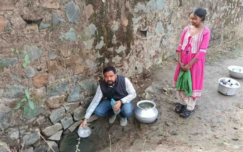 मंझारी प्रखंड के पांगा पंचायत में एक वर्ष से खराब पड़े चापाकल और जलमीनार, ग्रामीण झरने का पानी पीने को मजबूर