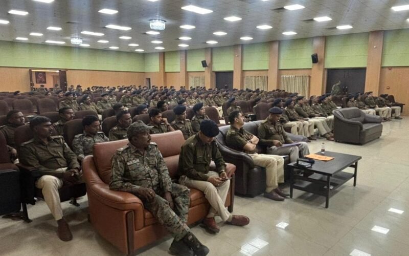 सरायकेला-खरसावां: चुनाव ड्यूटी से पहले पुलिस कर्मियों को एसपी की ब्रीफिंग