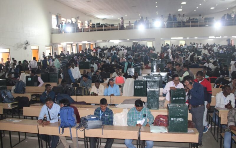 सरायकेला: नगर निकाय चुनाव के लिए मतदान कर्मी रवाना