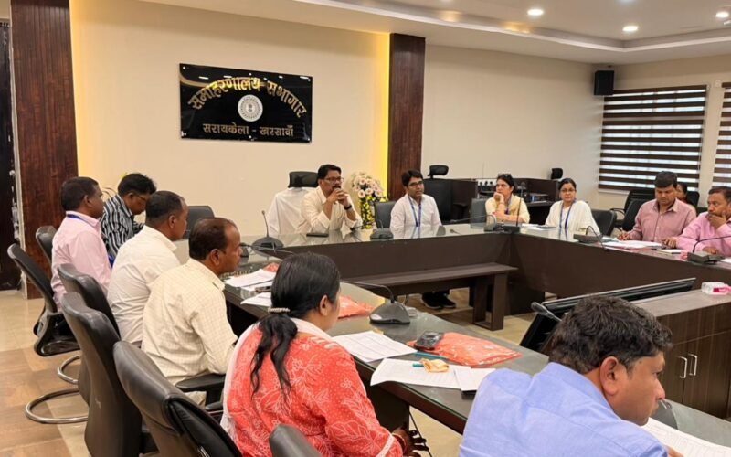 सरायकेला-खरसावाँ: नगर निकाय चुनाव को लेकर जिला नियंत्रण कक्ष का निरीक्षण