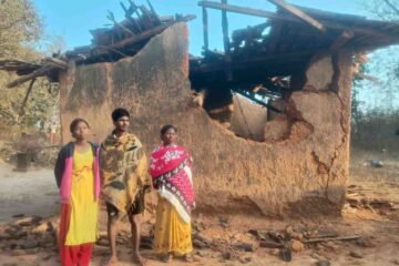 मनोहरपुर में जंगली दांतैल हाथी का उत्पात, तीन घरों को तोड़ा; ग्रामीणों में दहशत