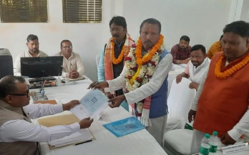 चक्रधरपुर: भाजपा समर्थित डॉ. विजय सिंह गागराई ने नगर परिषद अध्यक्ष पद के लिए किया नामांकन