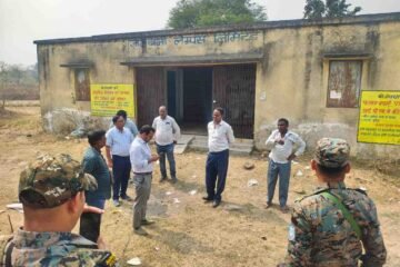 उपायुक्त ने राजनगर प्रखंड कार्यालय का औचक निरीक्षण कर विभिन्न विभागीय कार्यों की समीक्षा की