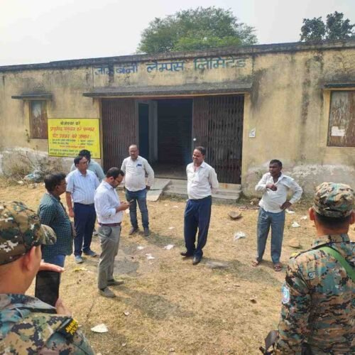 उपायुक्त ने राजनगर प्रखंड कार्यालय का औचक निरीक्षण कर विभिन्न विभागीय कार्यों की समीक्षा की