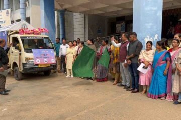 सांसद जोबा मांझी द्वारा समाहरणालय परिसर से बाल विवाह के विरुद्ध जागरूकता रथ को दिखाई गई हरी झंडी