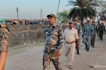 खरसावां में होली को लेकर आमदा ओपी क्षेत्र में फ्लैग मार्च, शांति बनाए रखने की अपील