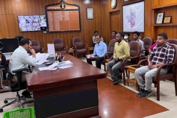 उपायुक्त नितिश कुमार सिंह की अध्यक्षता में साप्ताहिक जनता दरबार, आवास योजना, स्कूल फीस और धान भुगतान समेत कई मामलों पर सुनवाई