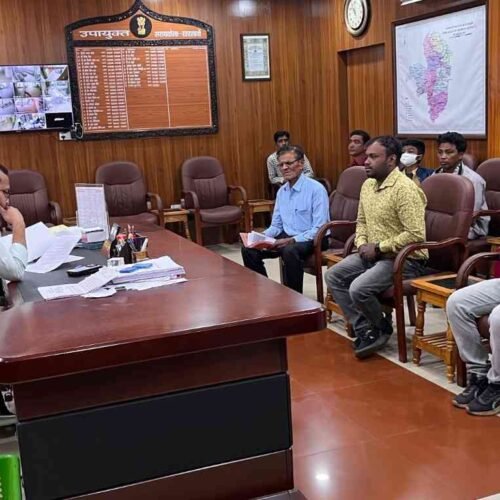 उपायुक्त नितिश कुमार सिंह की अध्यक्षता में साप्ताहिक जनता दरबार, आवास योजना, स्कूल फीस और धान भुगतान समेत कई मामलों पर सुनवाई