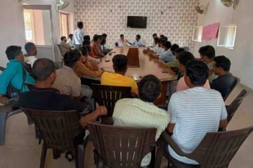 मनोहरपुर: CSC संचालकों की बैठक, अधिक शुल्क व फर्जी आधार पर सख्ती