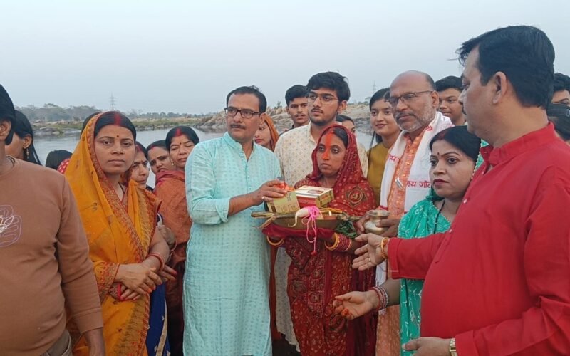 सरायकेला: चैती छठ पर श्रद्धा का उमड़ा सैलाब, व्रतियों ने अस्ताचलगामी सूर्य को अर्घ्य दिया