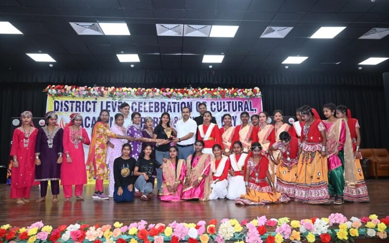 सरायकेला में पीएम श्री विद्यालयों के विद्यार्थियों के लिए जिला स्तरीय सांस्कृतिक व खेलकूद प्रतियोगिता आयोजित