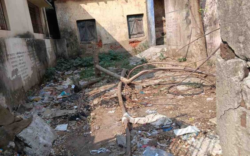सरायकेला: खंडहर बने सरकारी भवन शराबियों का अड्डा बने