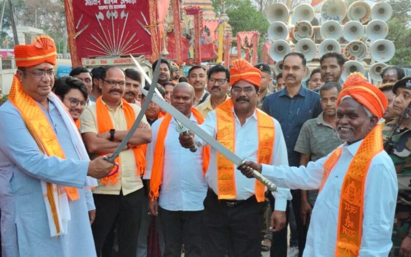 सरायकेला: रामनवमी जुलूस में शामिल हुए पूर्व मुख्यमंत्री चंपाई सोरेन