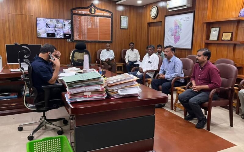 समाहरणालय में साप्ताहिक जनता दरबार आयोजित, उपायुक्त ने सुनीं आमजनों की समस्याएं