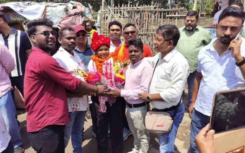 चेन्नई में किक बॉक्सिंग नेशनल चैंपियनशिप में मेडल जीतकर लौटीं दिव्या सोय, जमशेदपुर में हुआ भव्य स्वागत