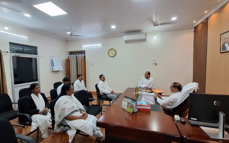 सरायकेला-खरसावां में विशेष लोक अदालत की तैयारी को लेकर समीक्षा बैठक आयोजित