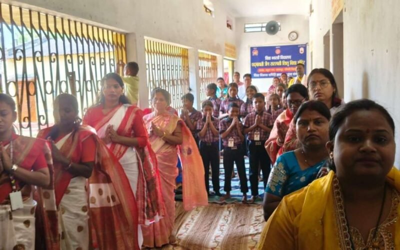 चक्रधरपुर: पद्मावती जैन सरस्वती शिशु विद्या मंदिर में नए सत्र का हवन यज्ञ के साथ शुभारंभ