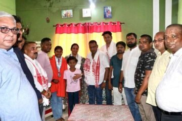 चेन्नई में आयोजित राष्ट्रीय किक बॉक्सिंग चैंपियनशिप में पदक विजेता दिव्या सोय का भव्य स्वागत