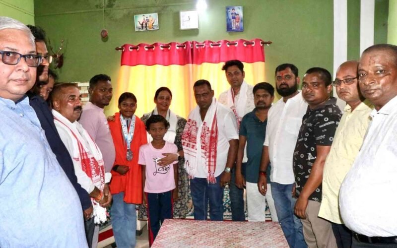 चेन्नई में आयोजित राष्ट्रीय किक बॉक्सिंग चैंपियनशिप में पदक विजेता दिव्या सोय का भव्य स्वागत