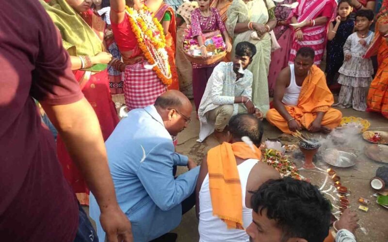 सरायकेला में मां मंगला पूजा में शामिल हुए नगर पंचायत अध्यक्ष