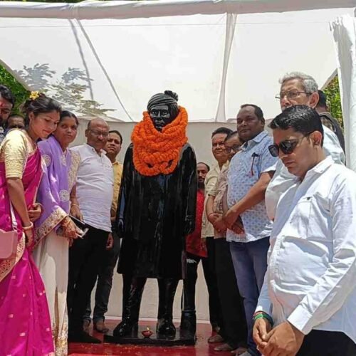 सरायकेला में छऊ कला के जनक कुंवर विजय प्रताप सिंह देव की प्रतिमा का अनावरण