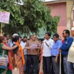 चांडिल-कांड्रा सड़क की जर्जर हालत के खिलाफ ग्रामीणों का प्रदर्शन, प्रशासन को सौंपा ज्ञापन