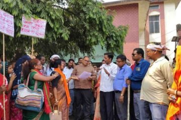 चांडिल-कांड्रा सड़क की जर्जर हालत के खिलाफ ग्रामीणों का प्रदर्शन, प्रशासन को सौंपा ज्ञापन