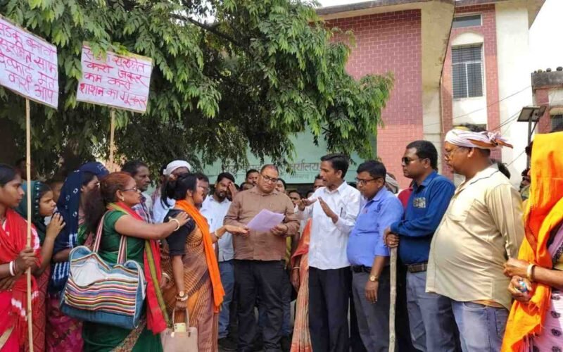 चांडिल-कांड्रा सड़क की जर्जर हालत के खिलाफ ग्रामीणों का प्रदर्शन, प्रशासन को सौंपा ज्ञापन