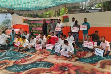 जमशेदपुर में री-एडमिशन के खिलाफ धरना, अभिभावकों ने प्राइवेट स्कूलों की मनमानी पर उठाई आवाज