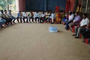 मनोहरपुर में रेलवे ओवरब्रिज और ट्रेनों के ठहराव को लेकर बैठक, समिति का गठन