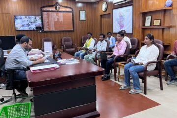 सरायकेला-खरसावां: उपायुक्त की अध्यक्षता में साप्ताहिक जनता दरबार आयोजित