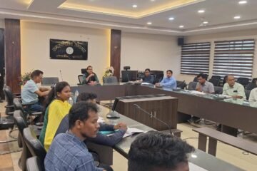 समाहरणालय में ITDA योजनाओं की समीक्षा बैठक, छात्रवृत्ति व निर्माण कार्यों में तेजी लाने के निर्देश