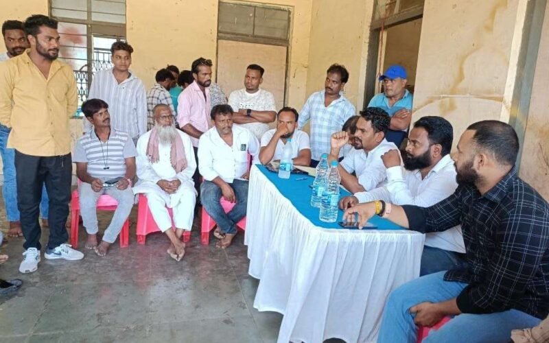 आदित्यपुर फुटबॉल मैदान में मैक्सी टैक्सी एसोसिएशन की बैठक सम्पन्न, बसों की अनियमितता पर जताई नाराजगी
