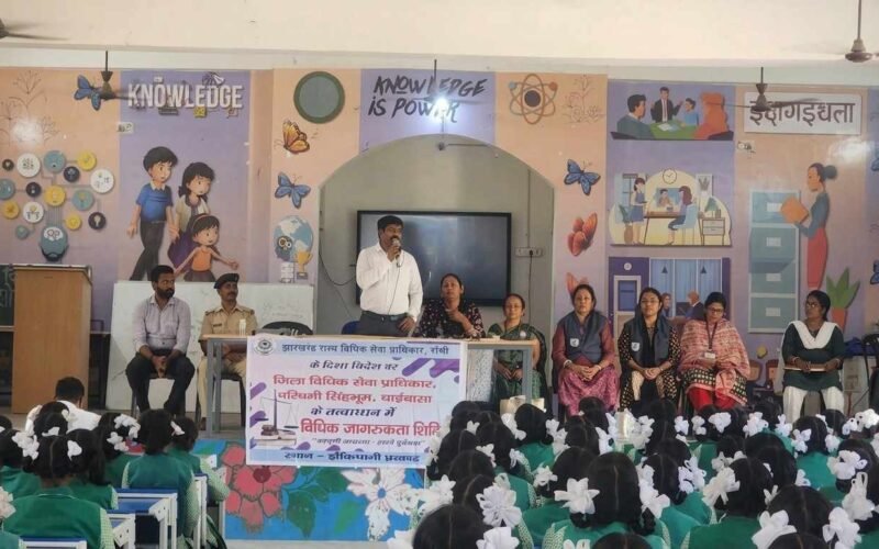 झींकपानी के कस्तूरबा विद्यालय में सड़क सुरक्षा जागरूकता अभियान, छात्राओं को यातायात नियमों की दी जानकारी