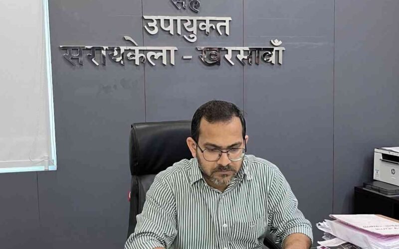 सरायकेला में जनगणना 2027 की स्व-गणना प्रक्रिया शुरू, उपायुक्त ने किया स्वयं पंजीकरण