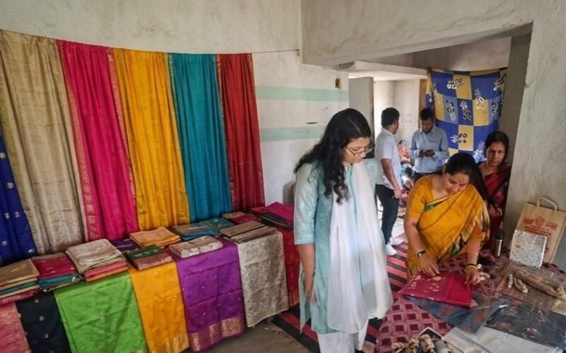 चक्रधरपुर में रेशम साड़ी प्रशिक्षण केंद्र का निरीक्षण, 1000 महिलाओं को प्रशिक्षण व रोजगार से जोड़ने की तैयारी