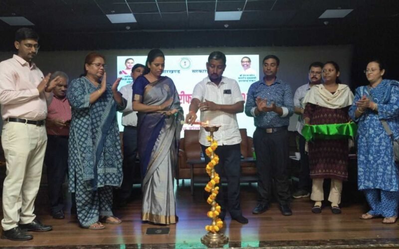 सरायकेला टाउन हॉल में जिला स्तरीय खरीफ कार्यशाला आयोजित, किसानों को दी गई वैज्ञानिक खेती की जानकारी