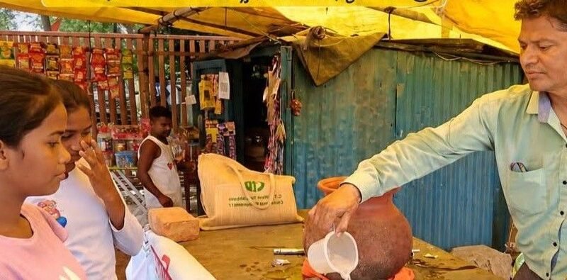 चक्रधरपुर में डालसा का जागरूकता अभियान, राहगीरों के बीच शीतल जल और ओआरएस का वितरण