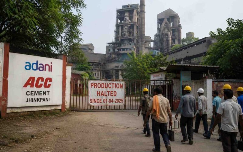 चाईबासा : झींकपानी स्थित अडानी एसीसी सीमेंट प्लांट बंद होने की खबर से हड़कंप, मजदूरों और ग्रामीणों में मायूसी