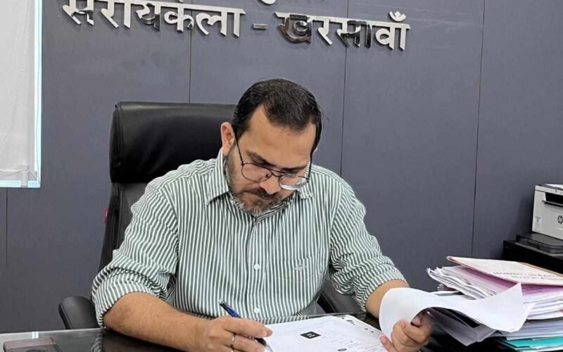 खरसावां में पीडीएस अनियमितता पर प्रशासन सख्त, दो निलंबित डीलरों पर एफआईआर दर्ज