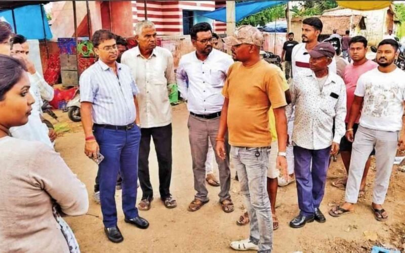 मंगला हाट बाजार का नप अध्यक्ष नितिन प्रकाश ने किया निरीक्षण, सफाई और सड़क मरम्मत के दिए निर्देश