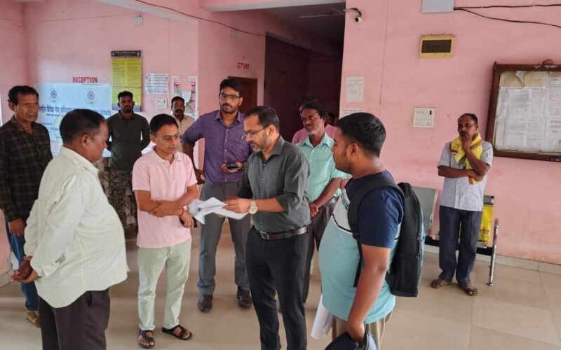 नीमडीह अंचल कार्यालय का उपायुक्त ने किया औचक निरीक्षण, लंबित मामलों के त्वरित निष्पादन के दिए निर्देश