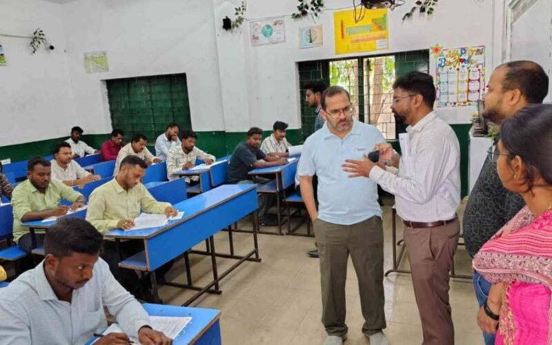सरायकेला: स्वास्थ्य विभाग की संविदा नियुक्ति परीक्षा का उपायुक्त ने किया निरीक्षण, पारदर्शिता पर दिया जोर