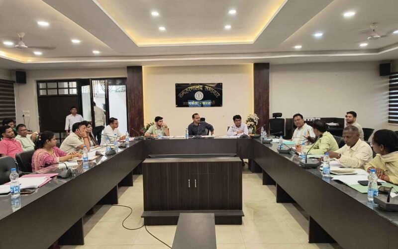 सरायकेला-खरसावां में विशेष गहन पुनरीक्षण अभियान की समीक्षा, 23 मई को मतदान केंद्रों पर प्रकाशित होगी अनमैप्ड इलेक्टर लिस्ट