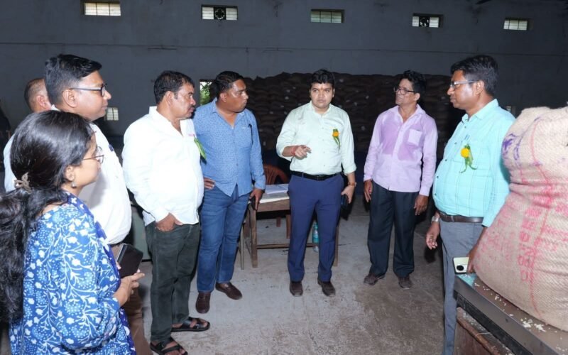 कुमारडुंगी JSFC प्रखंड गोदाम का विधायक निरल पुरती और उपायुक्त मनीष कुमार ने किया निरीक्षण, भंडारण व्यवस्था की समीक्षा