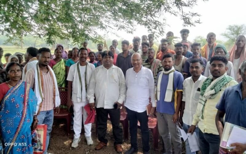 सरायकेला प्रखंड के छोटा दावना और बड़ा दावना में झामुमो का बूथ कमेटी गठन कार्यक्रम, ग्रामीणों ने उठाई शिक्षा और पेयजल की समस्या