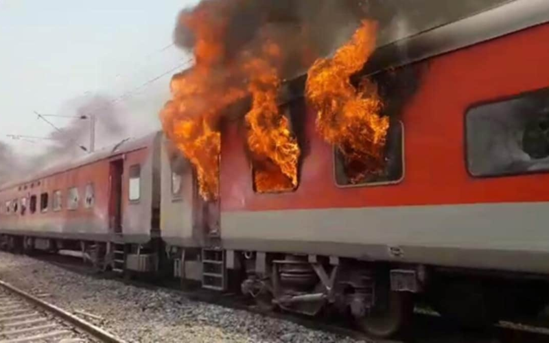 सासाराम रेलवे स्टेशन पर पैसेंजर ट्रेन में लगी आग, एक बोगी जलकर खाक