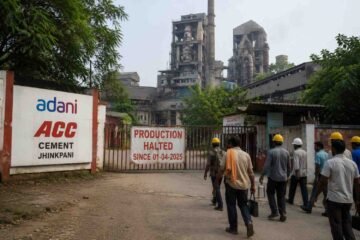 चाईबासा एसीसी प्लांट पर त्रिपक्षीय वार्ता बेनतीजा, काम बंद रहने तक सामान की आवाजाही पर रोक: उपायुक्त