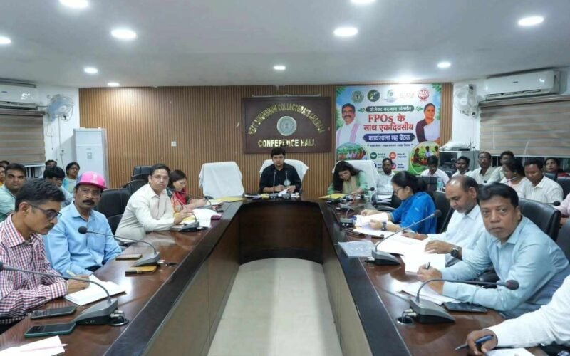 चाईबासा: गुणवत्तापूर्ण शिक्षा के लिए स्कूलों में 82% उपस्थिति अनिवार्य, डीसी ने दिए निर्देश